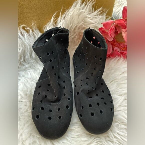 CC Resorts HOPE Black Nubuck Perforated Ankle Booties 7 - Picture 2 of 7